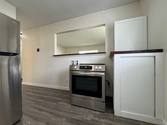 Building Photo - 1100 S Willow St