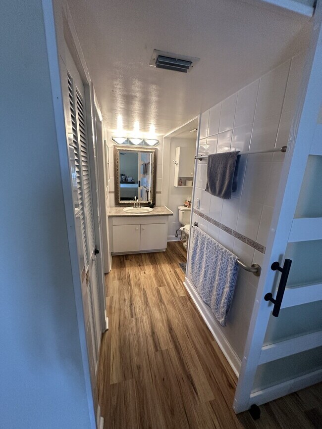 Building Photo - DIRECT RIVER CONDO