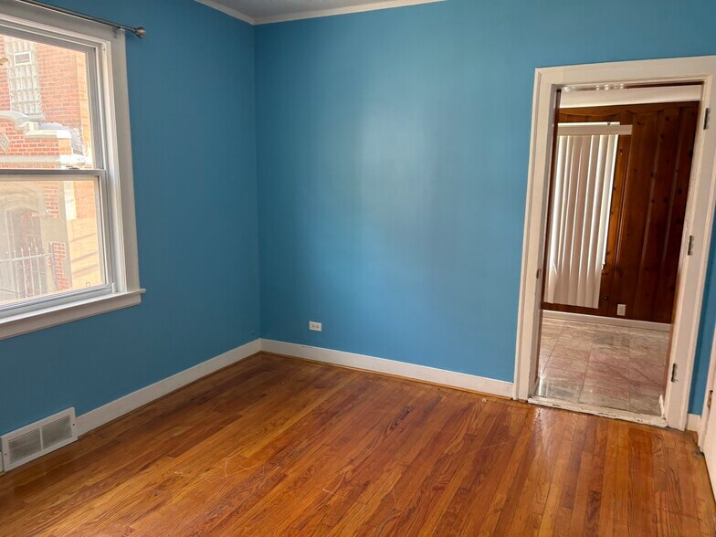 Building Photo - 5543 N Spaulding Ave