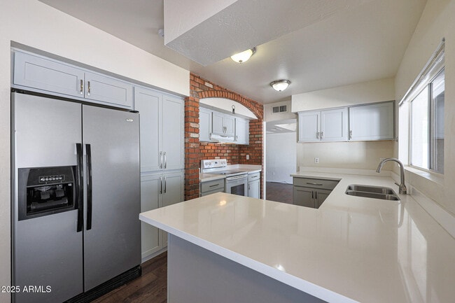 Building Photo - 601 W Coral Gables Dr
