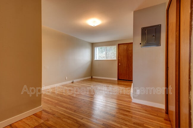 Building Photo - 9244 Greenwood Ave N