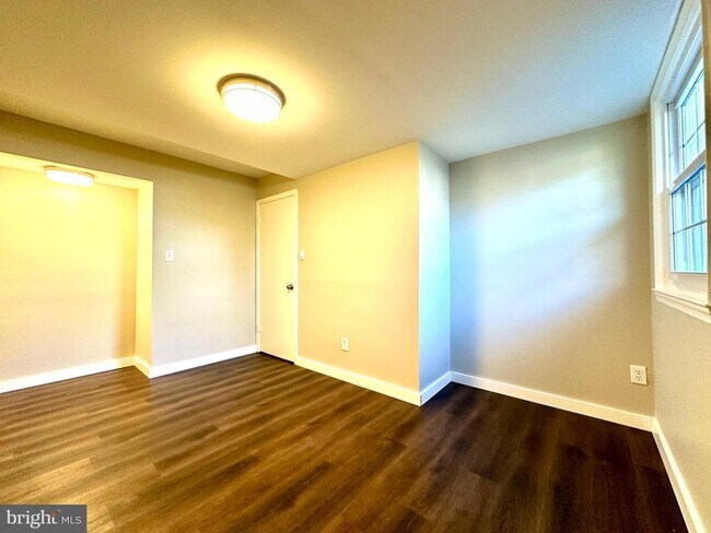 Building Photo - 2529 W Meredith Dr