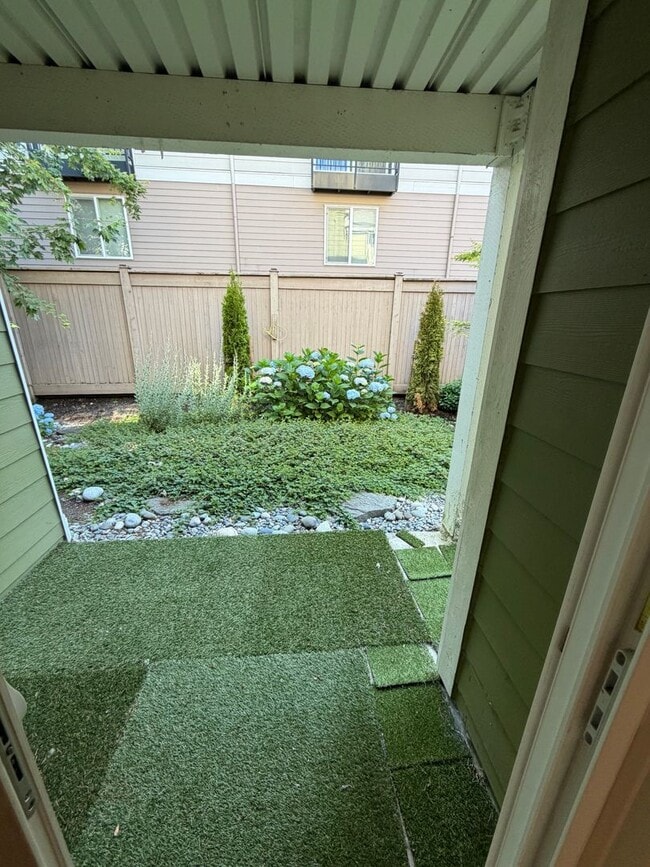 Building Photo - Bellevue/Factoria 2bd 1bath Condo for Rent!