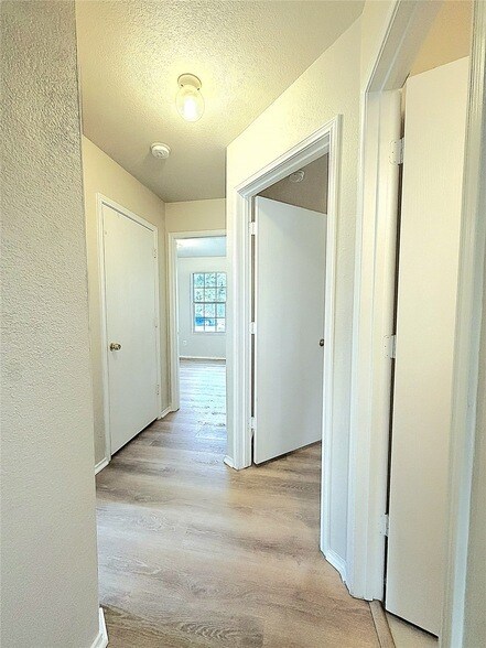 Building Photo - 715 Hallvale Dr