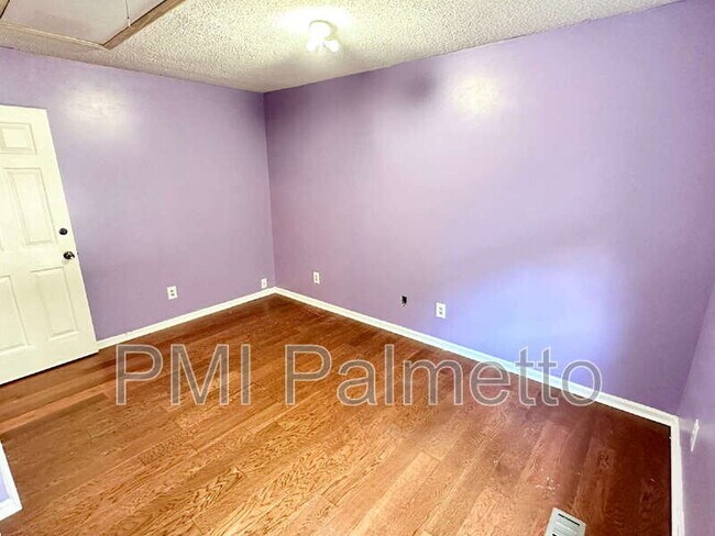 Building Photo - 844 Bentley Dr