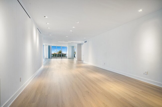 Building Photo - 5959 Collins Ave