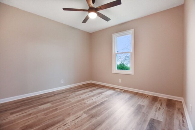 Building Photo - Pet Friendly Three Bedroom!