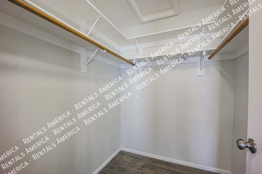 Building Photo - 1055 N Recker Rd