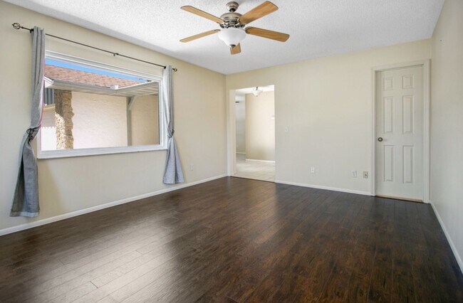 Building Photo - 137 Peppertree Dr