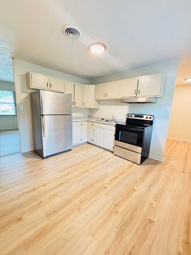 Building Photo - FOR RENT IN BENTON