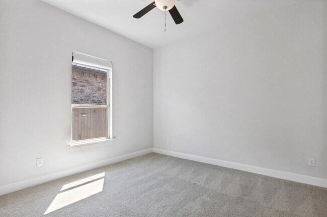 Building Photo - 727 Spinnaker Loop