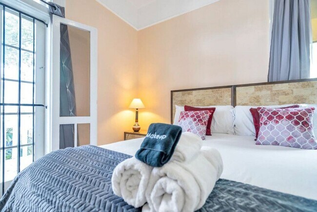 Building Photo - Gorgeous 3BD/2BA Home w/ Off Street Parking, Laundry Room, and Only 1 Block Off St Charles Ave.