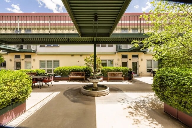 Building Photo - Modern Art Deco Two Bedroom Condo in Nob Hill