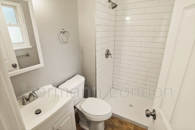 Building Photo - 2365 N Pointe Ln