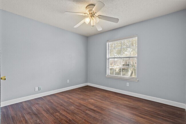 Building Photo - $500 off the first month's rent + move-in on or before 4/20
