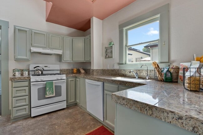 Building Photo - 114 Fairbanks St