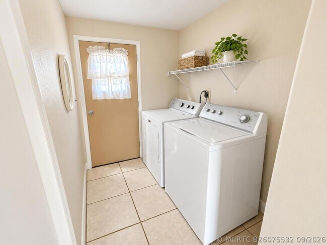Building Photo - 932 Tropical Ln