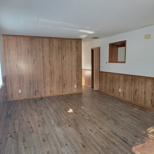 Building Photo - 1540 Hickory Rd