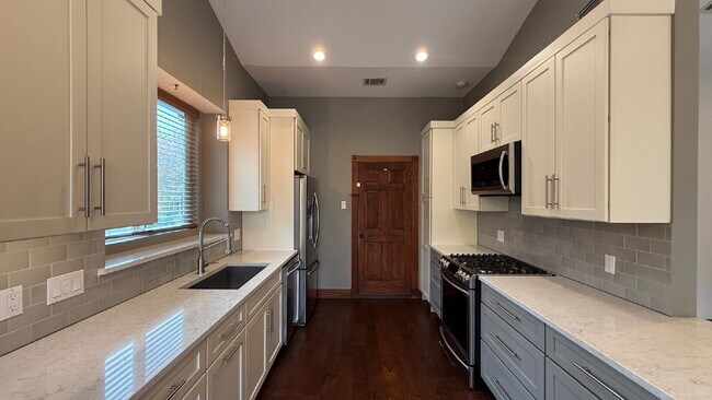 Building Photo - Beautifully Updated 3BR Home in Prime South Austin Location!