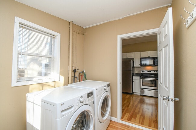 Building Photo - 817 W 12th St