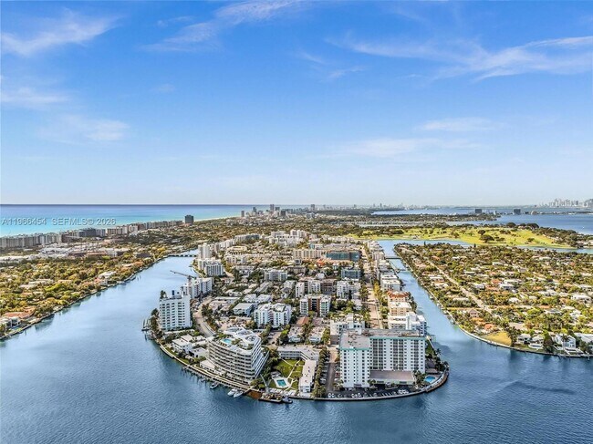 Building Photo - 9901 E Bay Harbor Dr