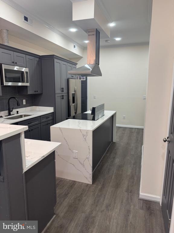 Building Photo - 312 E 25th St