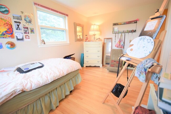 Building Photo - Bright 4 Bedroom Walking to IC