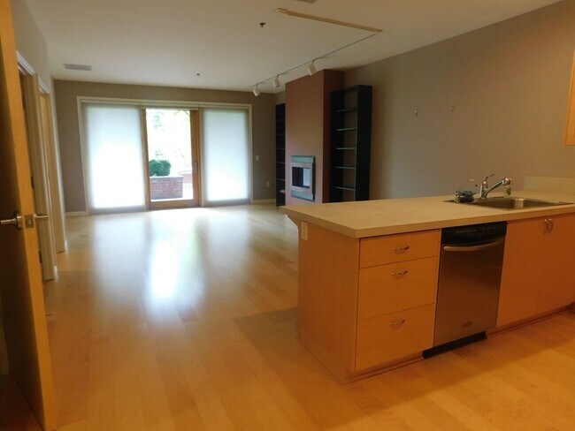Building Photo - Fall Special $300 Off First Full Mo.-Beaut...