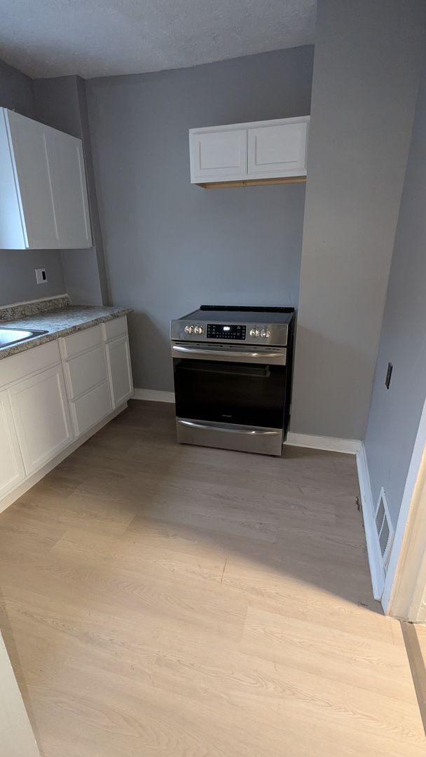 Building Photo - Welcome to your charming home located in the vibrant city of Akron