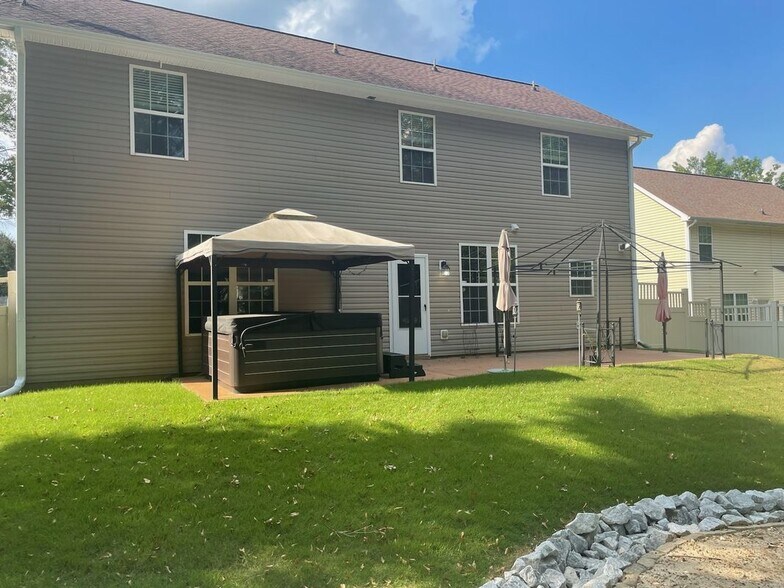Building Photo - 2432 Temple View Dr