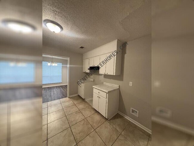 Building Photo - 2221 Dorchester Dr