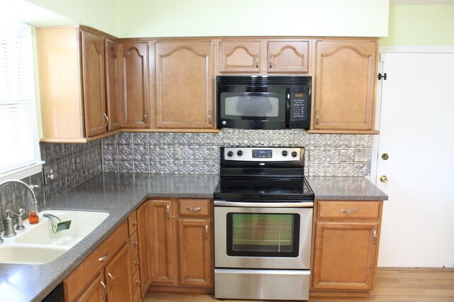 Building Photo - 4 Bedroom, 3 Bath walking distance to Amanda Arnold Elementary!