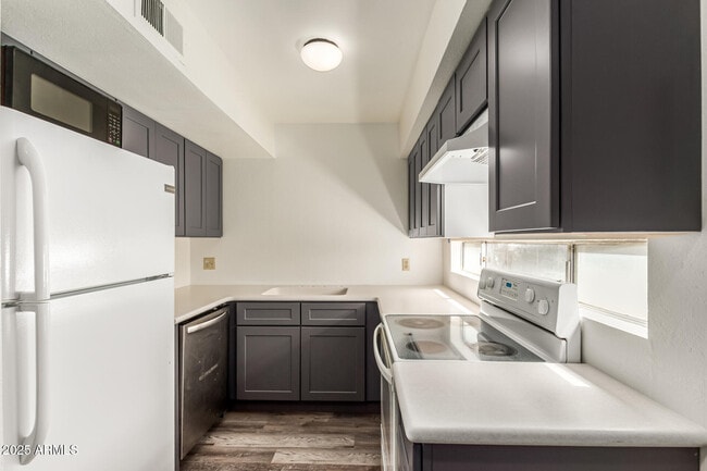 Building Photo - 2680 E Oakleaf Dr