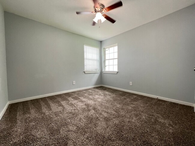 Building Photo - Remodeled and charming 2/1 located close t...