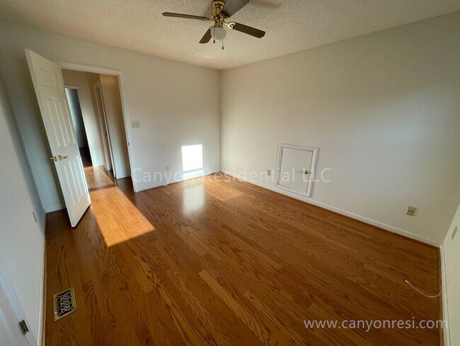 Building Photo - 204 Creeksedge Ct