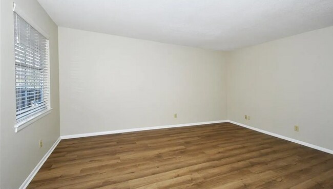 Building Photo - Well-maintained 2-bedroom, 1-bath upper level condo in Winston-Salem,