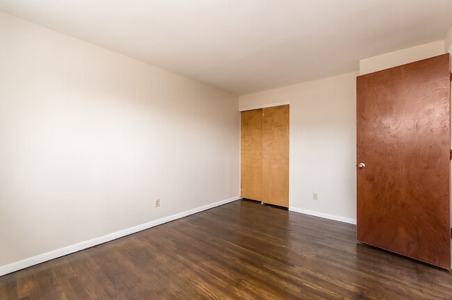 Building Photo - 880 N Meadows Ct