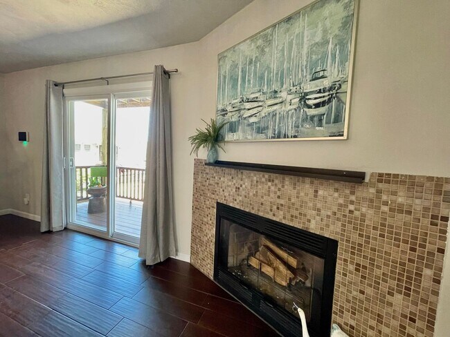 Building Photo - Freshly painted & Available NOW! Tri-Level...