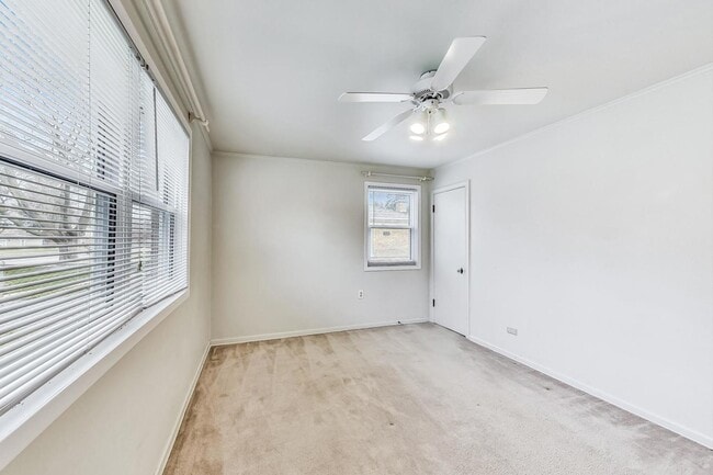 Building Photo - 733 E Rockland Rd