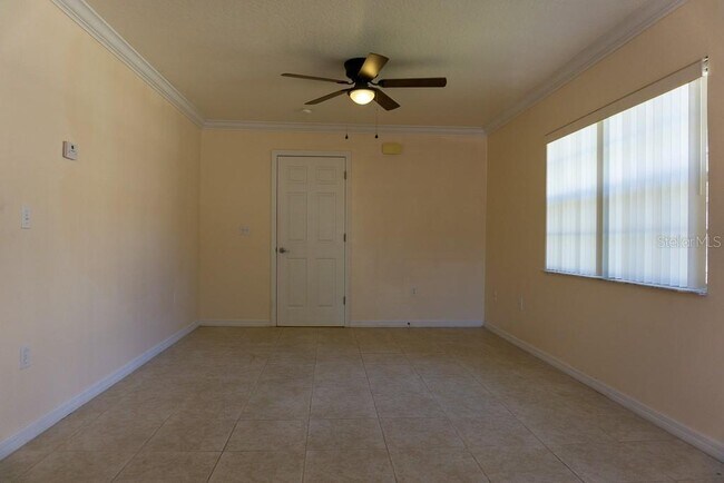 Building Photo - 2204 Fan Palm Dr