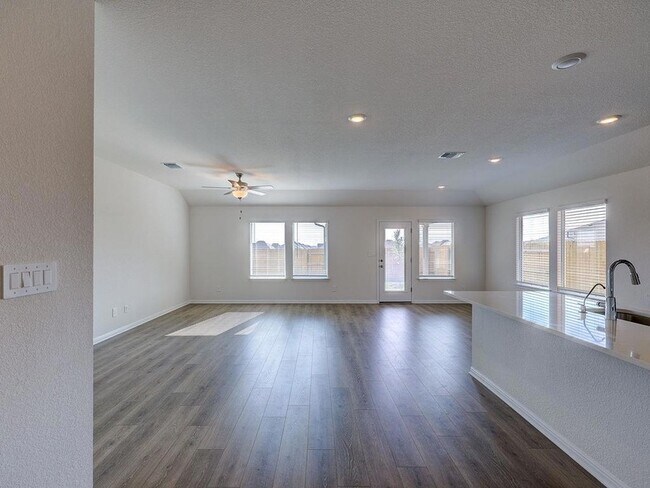 Building Photo - 112 Holmby Dr
