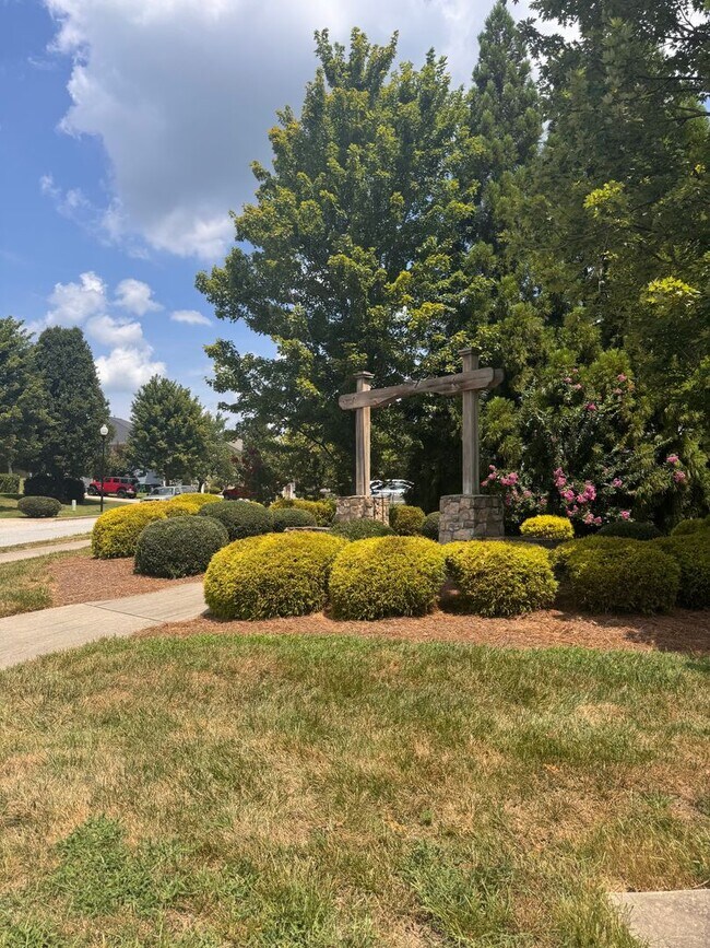 Building Photo - Stunning 5 Bedroom 4 Bath Home with 3 Car ...