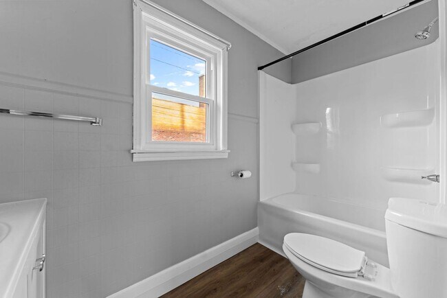 Building Photo - 212 W 8th Ave