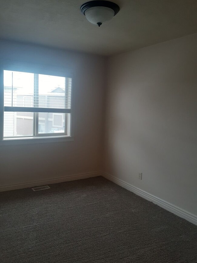 Building Photo - 3 Bed, 2.5 Bath, Rock Creek Townhome