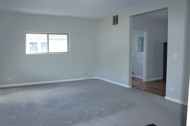 Building Photo - 135 E Chestnut St