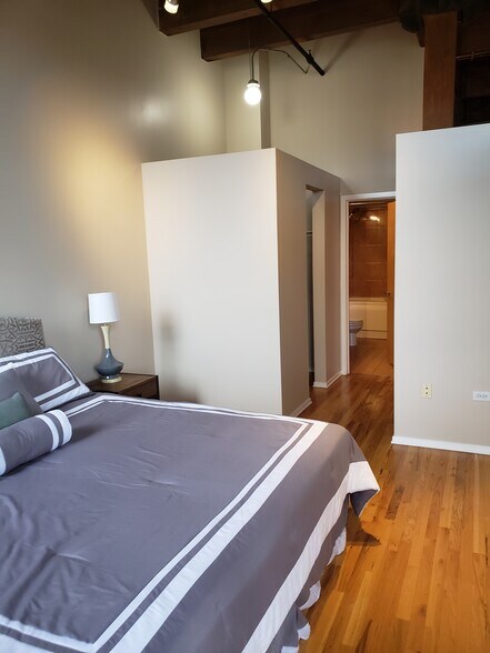 Building Photo - 1500 W Monroe St