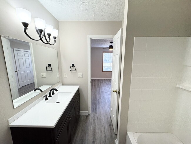 Building Photo - Charming 2 Bed/2 Bath Home in Woodstock – ...