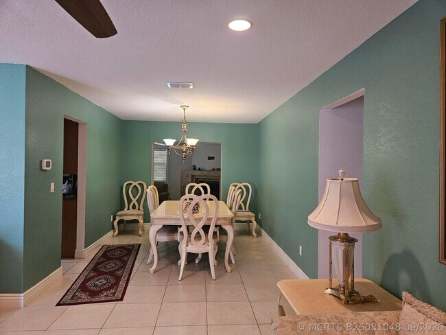 Building Photo - 286 NE Brunson Ct
