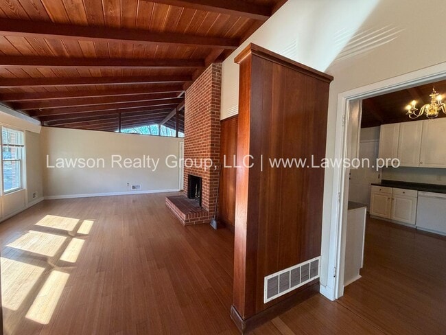 Building Photo - Beautiful Mid Century Modern Grandin Road Home