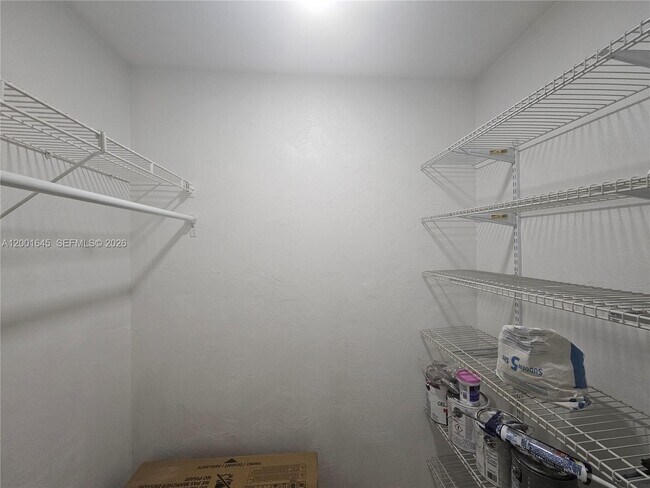 Building Photo - 700 NE 46th Ct